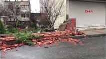 Arnavutköy'de fırtına evin duvarını yıktı