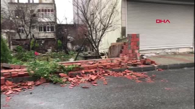 Arnavutköy'de fırtına evin duvarını yıktı