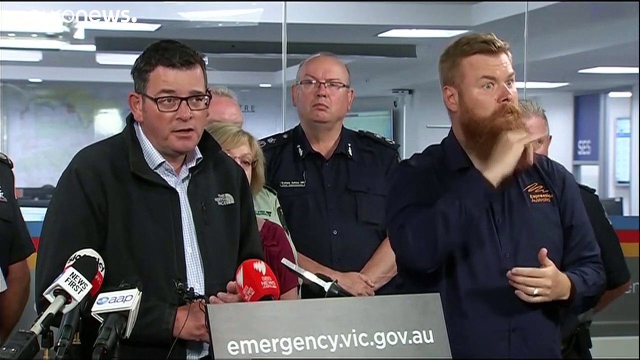 Australie: Des milliers de personnes contraintes de trouver refuge sur des plages du sud-est pour échapper aux violents incendies qui ravagent cette région très touristique - VIDEO
