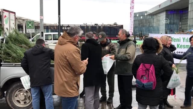 Bursa Orman Bölge Müdürlüğü vatandaşlara fidan dağıttı