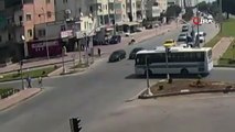 Adana'da kırmızı ışıkta geçen otomobil kaldırımda yürüyen kadına çarptı