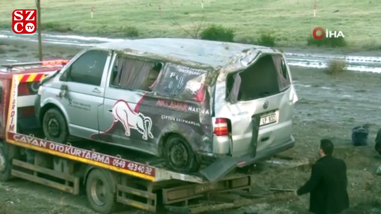 Buzlanan yolda kayan minibüs şarampole devrildi