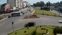 Adana'da bir kişinin yaralandığı trafik kazası kamerada