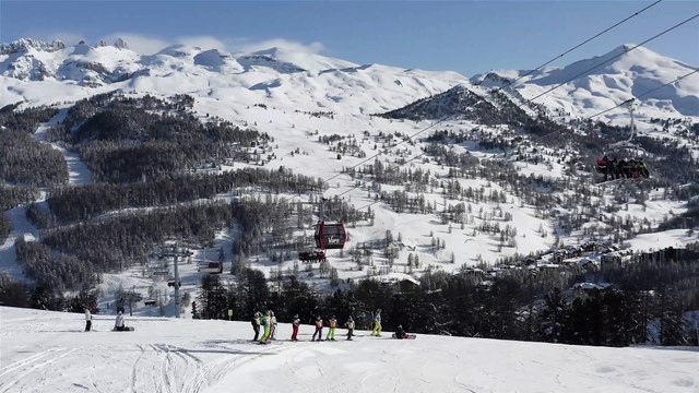 Vars : la neige est tombée en abondance et le soleil rayonne sur la station des Hautes-Alpes