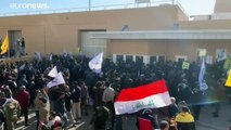 محتجون غاضبون يقتحمون السفارة الأمريكية في بغداد وقوات أمريكية تطلق عليهم الغاز المسيل للدموع