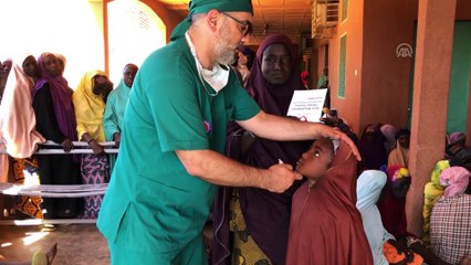 Nijerli mavi gözlü Rukiye ilaç bulamazsa 6 ay sonra kör olabilir - NİJER