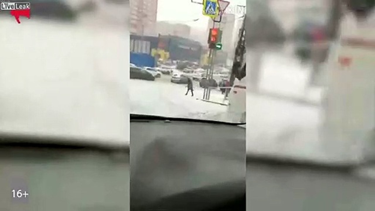 突っ込んできた車は止まれない転んだ女性はこのあとどうなる