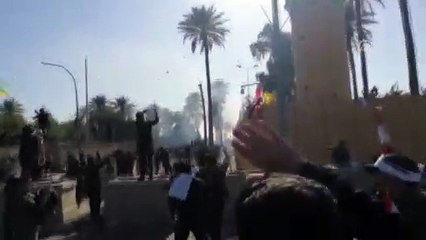 Irak'ta ABD Büyükelçiliği önünde gerilm