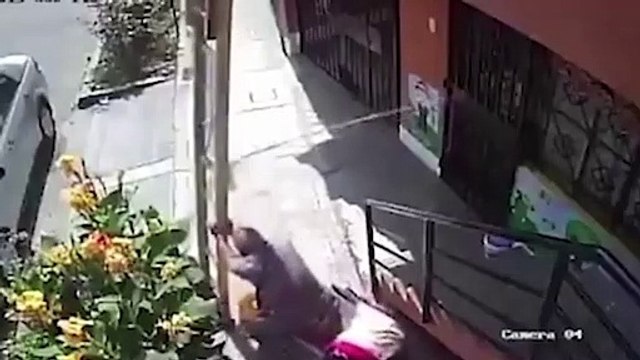 Un peintre gêne le passage d'un retraité, furieux, le vieil homme pousse l'échelle et le fait chuter