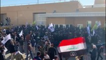 Une foule d'Irakiens en colère attaque l'ambassade américaine à Bagdad