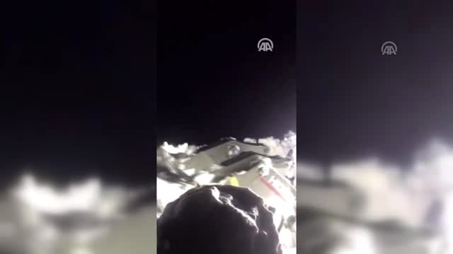 Yolları açmak için metrelerce karla mücadele ettiler