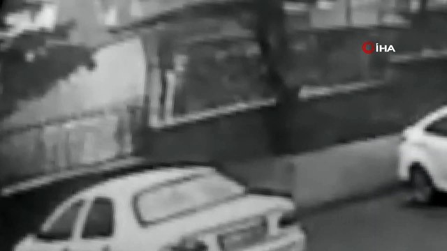 Kartal’da istinat duvarının çökme anı kamerada