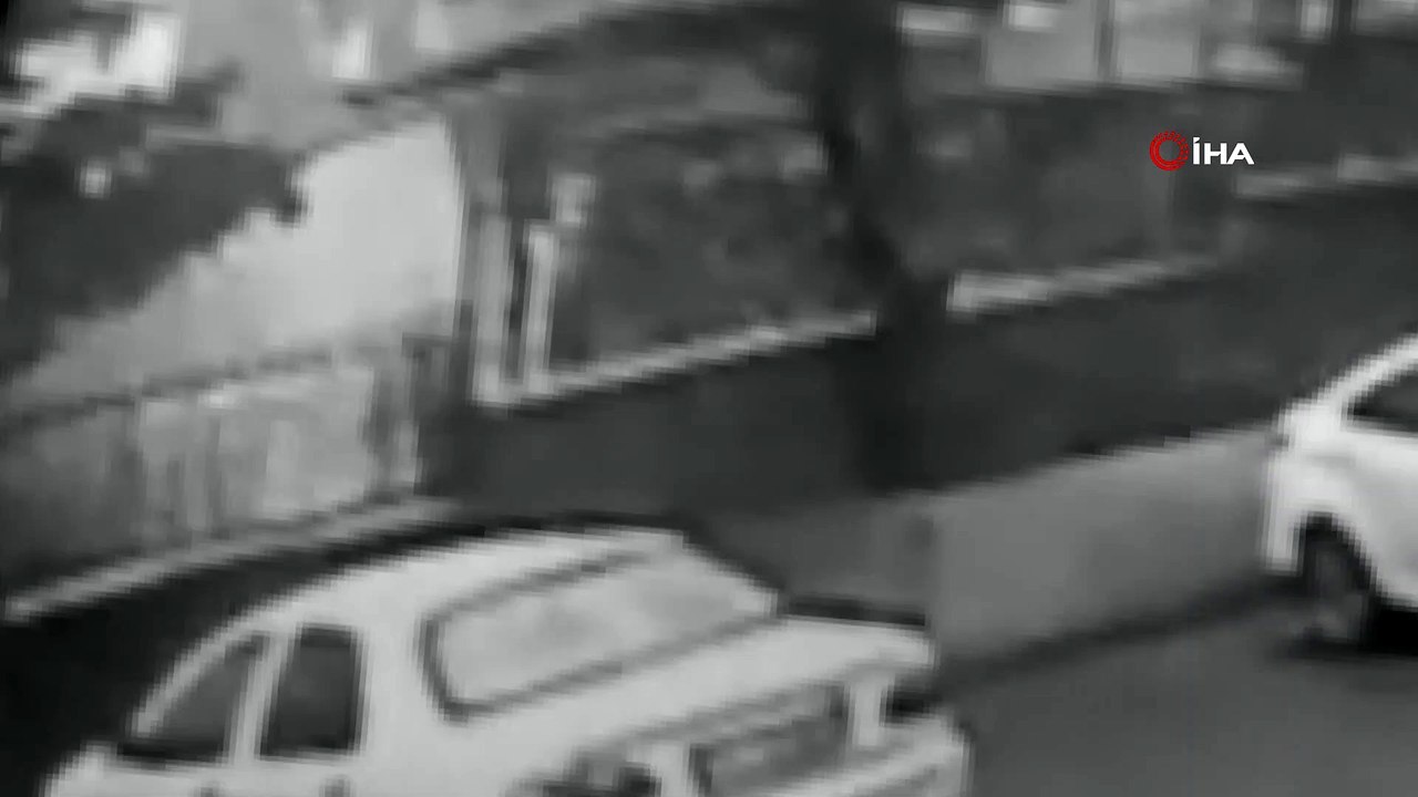 Kartal’da istinat duvarının çökme anı kamerada