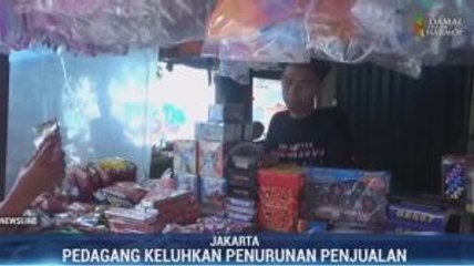 Pedagang Ornamen Tahun Baru Keluhkan Omzet Turun