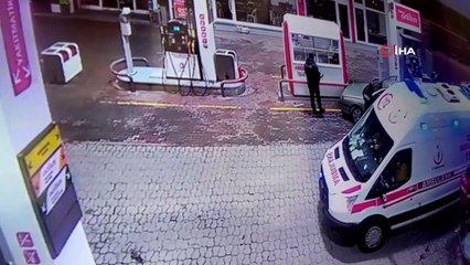 Otomobilin benzinliğe daldığı anlar kamerada