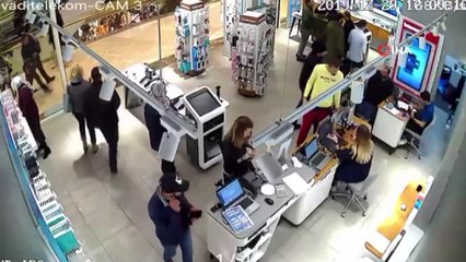 AVM’deki telefon hırsızlığı kamerada