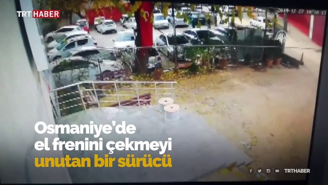 El frenini çekmeyi unuttu, aracının altında kaldı