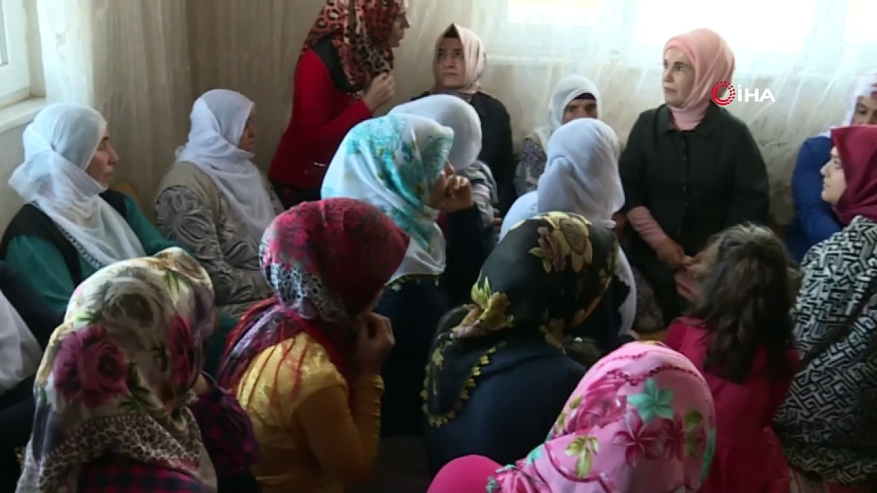 Emine Erdoğan'dan HDP önündeki ailelere ziyaret