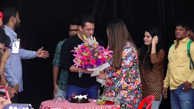 Salman Khan Makes FUN Of Akshay Kumar for CLASHING Good News With Dabangg 3 Movie At Box-Office