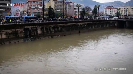 Hatay'da nehre düşen kadın halatla kurtarıldı