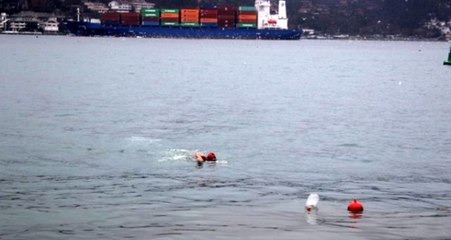 Boğazda farkındalık oluşturmak için yüzerken dev geminin altında kalıyordu