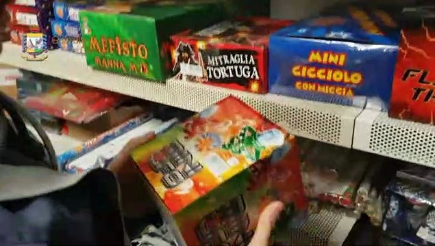 Como - Fuochi d'artificio mal custoditi, sequestrati 300mila pezzi (30.12.19)