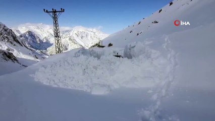 Yüksekova'da kar kepçe boyunu geçti