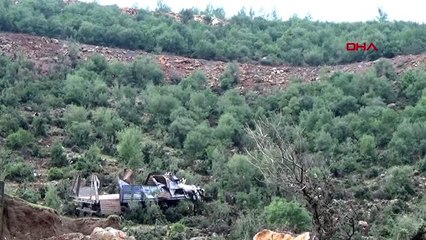 80 metreden yuvarlanan tır'ın şoförü yaralandı