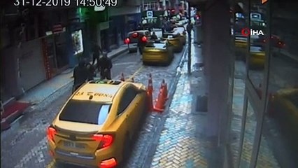 İkinci kattan taksinin üzerine böyle düştü