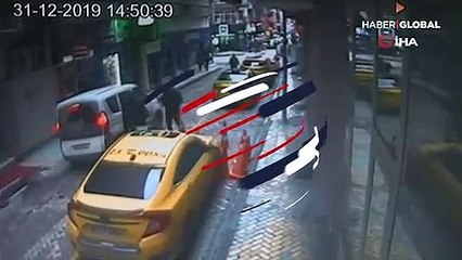 İkinci kattan taksinin üzerine düştü, o anlar kamerada