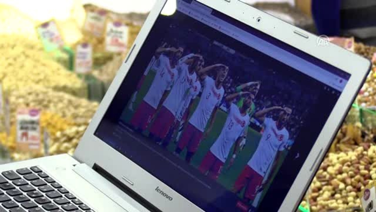 Çorumlu leblebicilerin tercihi "Millilerden asker selamı" oldu