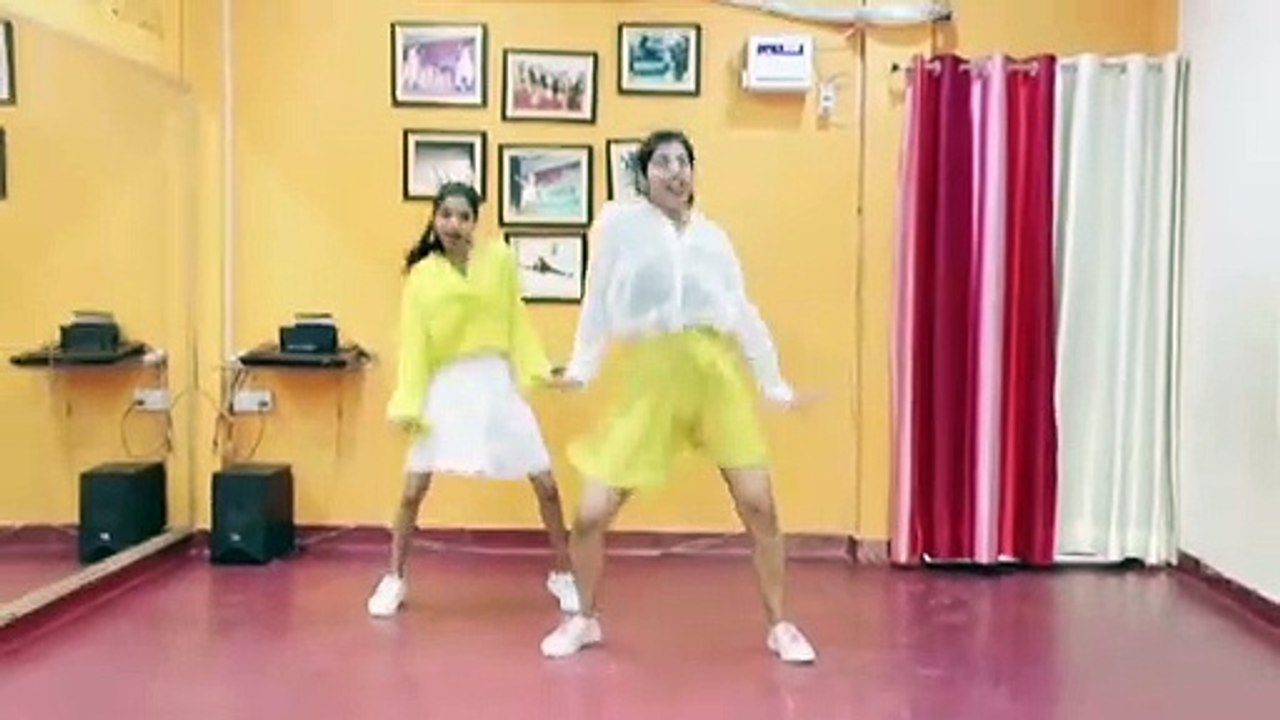 Mein chali main chali dekho pyar ki gali - Urvashi kiran sharma - Shalu Tyagi Dance. - YouTube