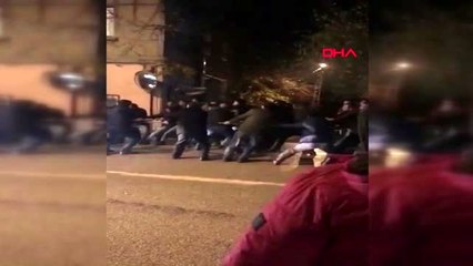 Bursa arızalanan tır'ın yardımına koşan onlarca kişi, halat çekerek tır'ı çalıştırdı