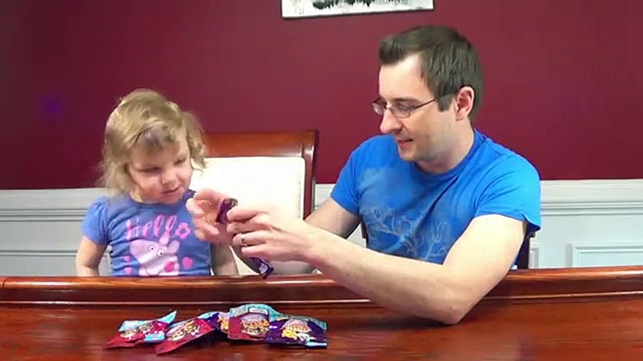 Genevieve Opens Puppy and Kitty in My Pocket Blind Bags-