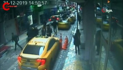 İkinci kattan taksinin üzerine düştü