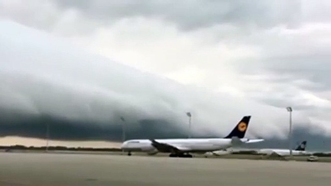 Un nuage impressionnant au dessus de l'aéroport de Munich... roll cloud