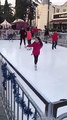 Faire du patin à glace sur une patinoire synthétique sans les patins adéquats... ridicule