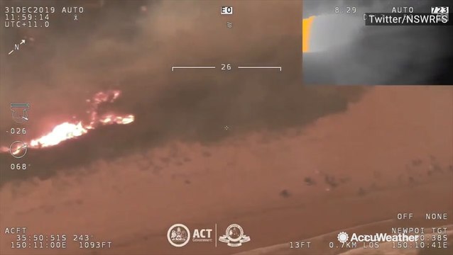 Crowds gather at beaches to escape deadly wildfires