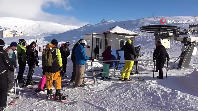 Yeni yıla sayılı saatler kala Uludağ’da oteller ve kayak pistleri doldu taştı