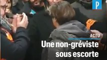 Grève à la RATP : une conductrice non-gréviste escortée sous les huées