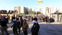 Iraklı protestocular, ABD Büyükelçiliğinin bir kapısını daha ateşe verdi - BAĞDAT