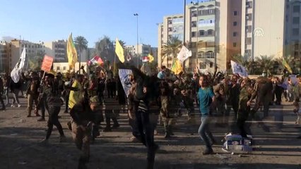 Iraklı protestocular, ABD Büyükelçiliğinin bir kapısını daha ateşe verdi