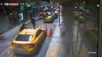 Tabela takan kişinin ikinci kattan düşme anı kameraya yansıdı