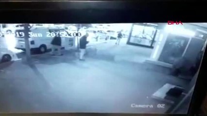 Télécharger la video: İzmir'in torbalı ilçesinde çifte cinayetin sanığının, doktor gülcemal'i atm'ye getirip para...