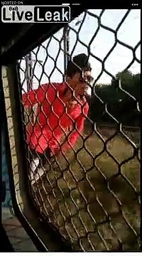 Il sort du train en marche et s'accroche dehors du wagon !