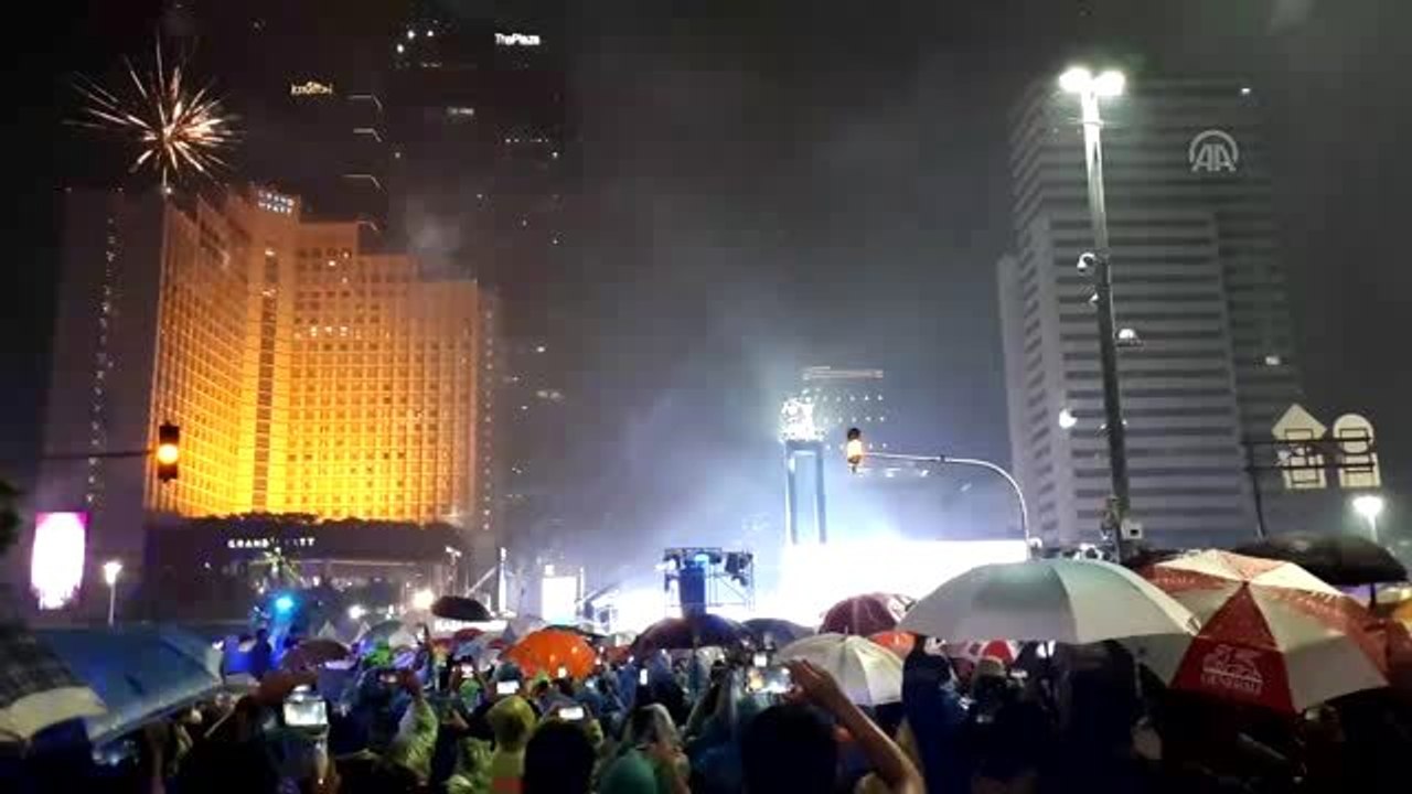 Endonezya 2020'yi havai fişek gösterileriyle karşıladı (1)