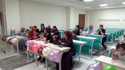 Hastanede yatan çocuklara "Karagöz ve Hacivat" oyunu