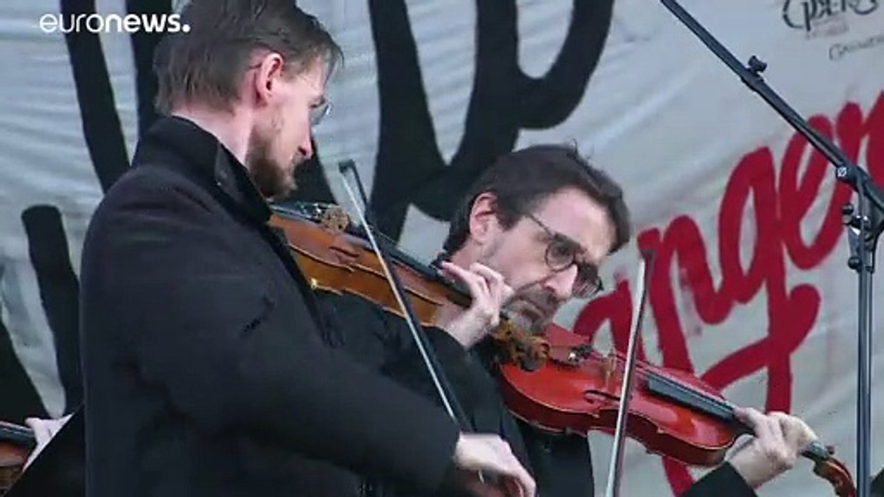Concerto de protesto às portas da Ópera de Paris