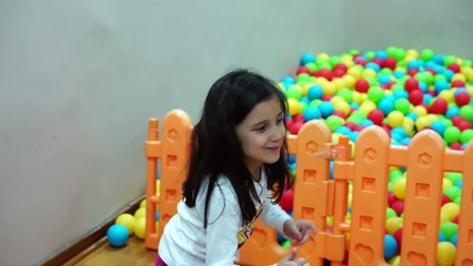 New Secret NEIGHBOR Uyuya kaldı, Uykuda Korkuttu Ödü patladı. Secret Neighbor Makes Me Sad !