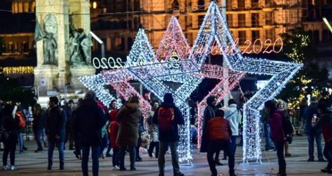 Yeni yıla saatler kala Taksim'de hareketlilik sürüyor! Binlerce kişi akın etti